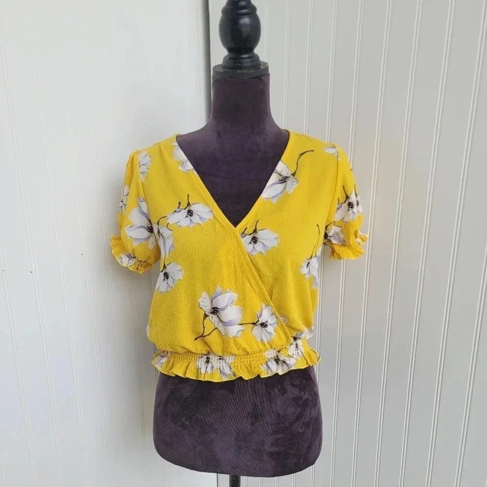 One Clothing Los Angeles Yellow White Floral Crop Top V-Neck Wrap Stretch Sz M